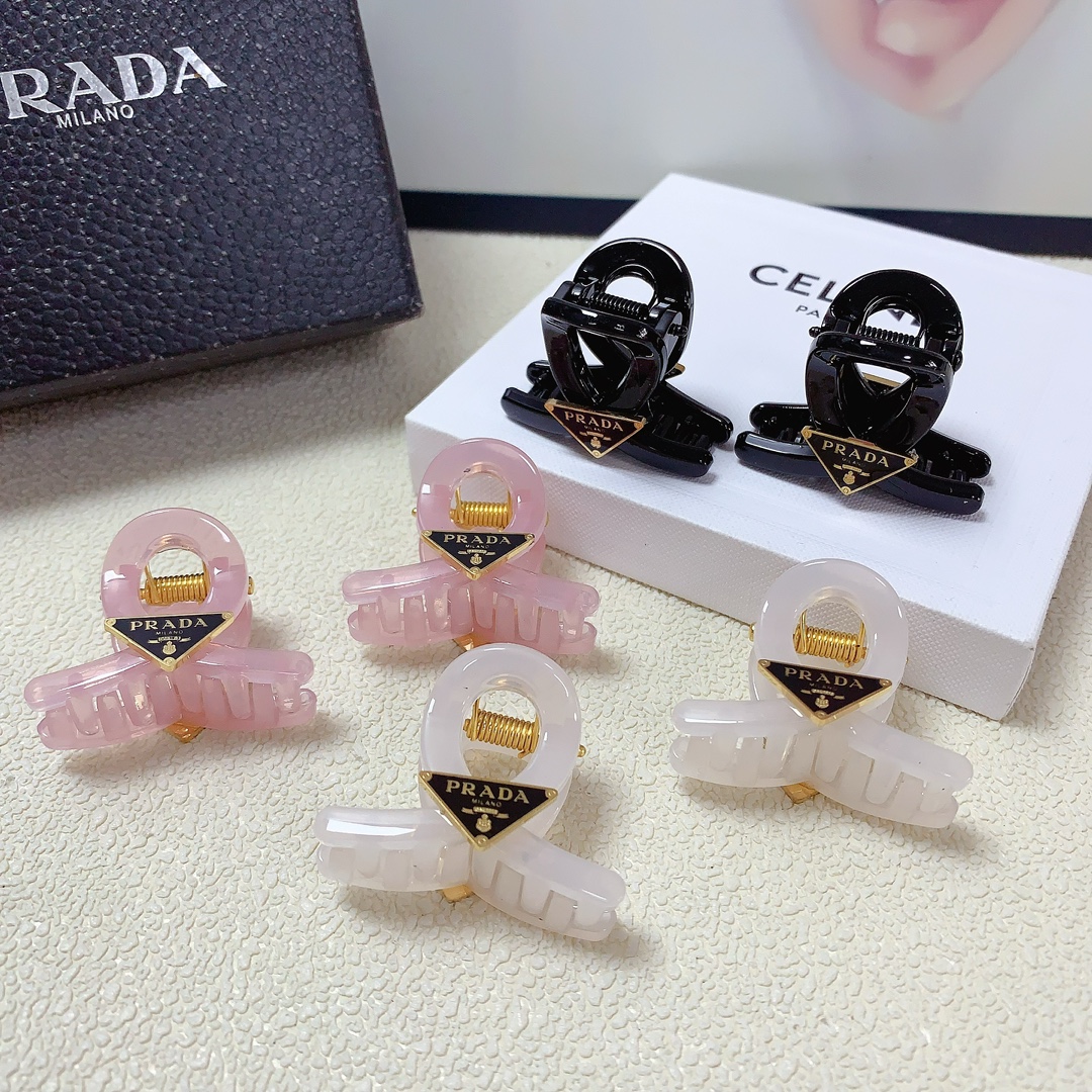 NO:277561,Prada Prada clip titanium steel logo clip Korean version small edge clip Exquisite little fairy must-in item Treasure model Close eyes recommended (one pair) hairpin, hairpin, prada, prada, hairpins19860909Prada普拉达 Prada抓夹 钛钢logo抓夹韩版小边夹 精致小仙女必入单品 宝藏款 闭眼入推荐款（一对）发夹,发夹,prada,prada,hairpins,accessory