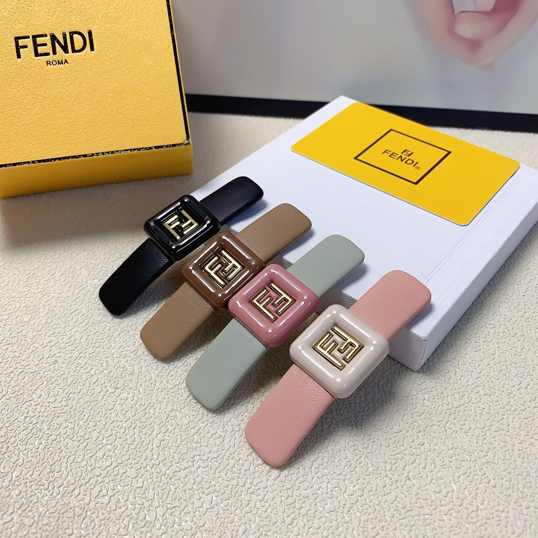 NO:277586,Fendi Fendi Hairpins New sheepskin logo edge clip BB clips Temperament versatile little fairy must-have item Treasure style Close eyes recommended (single) hairpins, hairpins, fendi, fendi, sheepskin, hairpins19860909Fendi芬迪 Fendi发夹 新款羊皮logo边夹BB夹 气质百搭小仙女必入单品 宝藏款 闭眼入推荐款（单个）发夹,发夹,fendi,fendi,sheepskin,hairpins,accessory