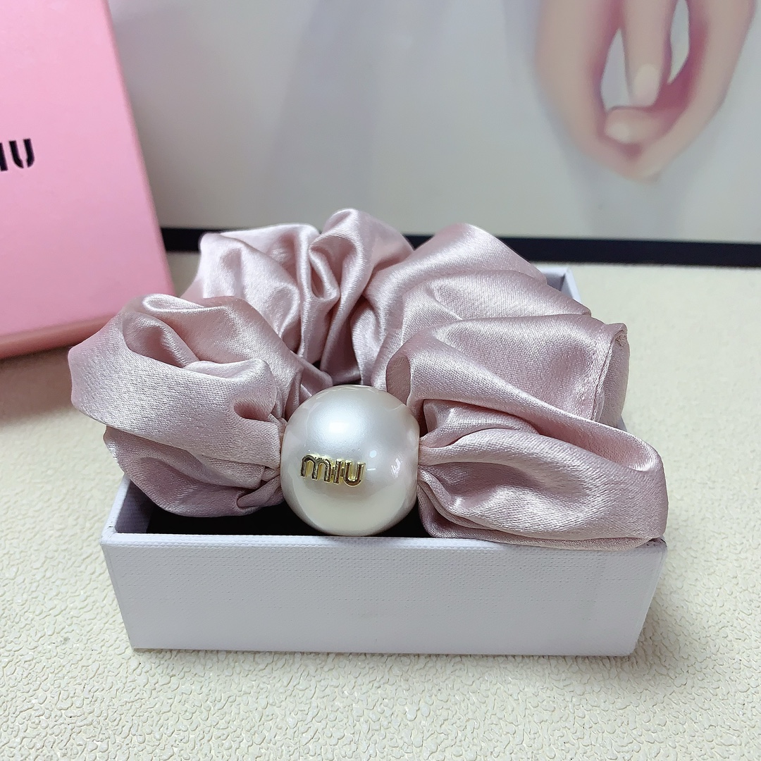 NO:277780,Miumiu Miumiu rubber band new pearl rubber band hair ring ~ Temperament versatile little fairy must-have item Treasure style Close eyes recommended (single) hairpins, hairpins, miumiu, hairpins19860909miumiu缪缪 miumiu皮筋 新款珍珠皮筋发圈 ～气质百搭小仙女必入单品 宝藏款 闭眼入推荐款（单个）发夹,发夹,miumiu,hairpins,accessory