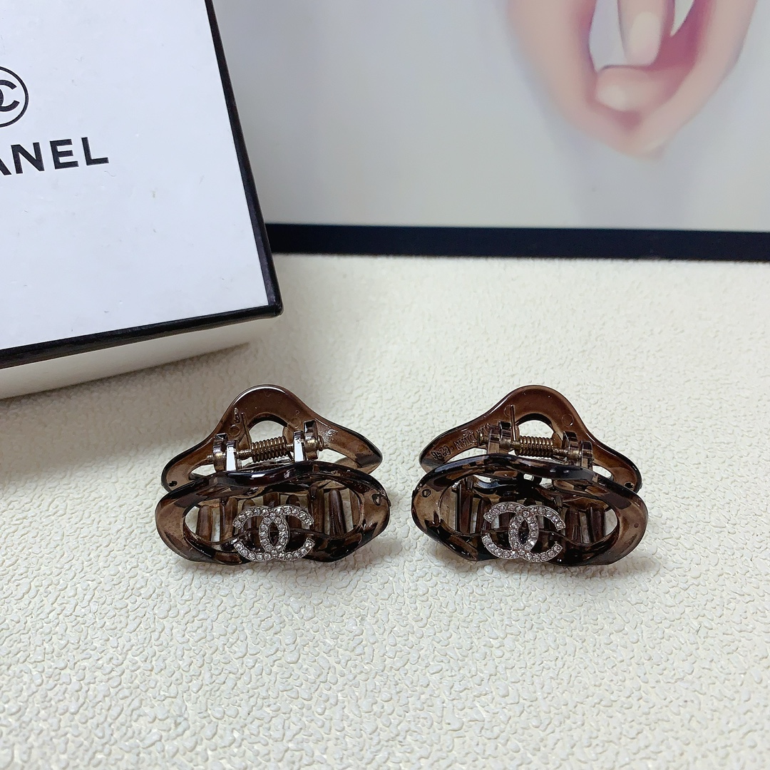 NO:277784,Chanel Xiaoxiang Chanel Clip New logo clip Korean version small edge clip Exquisite fairy must-in-one item Treasure model Close eyes recommended (one pair) hairpin, hairpin, chanel, hairpins19860909chanel小香 chanel抓夹 新款logo抓夹韩版小边夹 精致小仙女必入单品 宝藏款 闭眼入推荐款（一对）发夹,发夹,chanel,hairpins,accessory