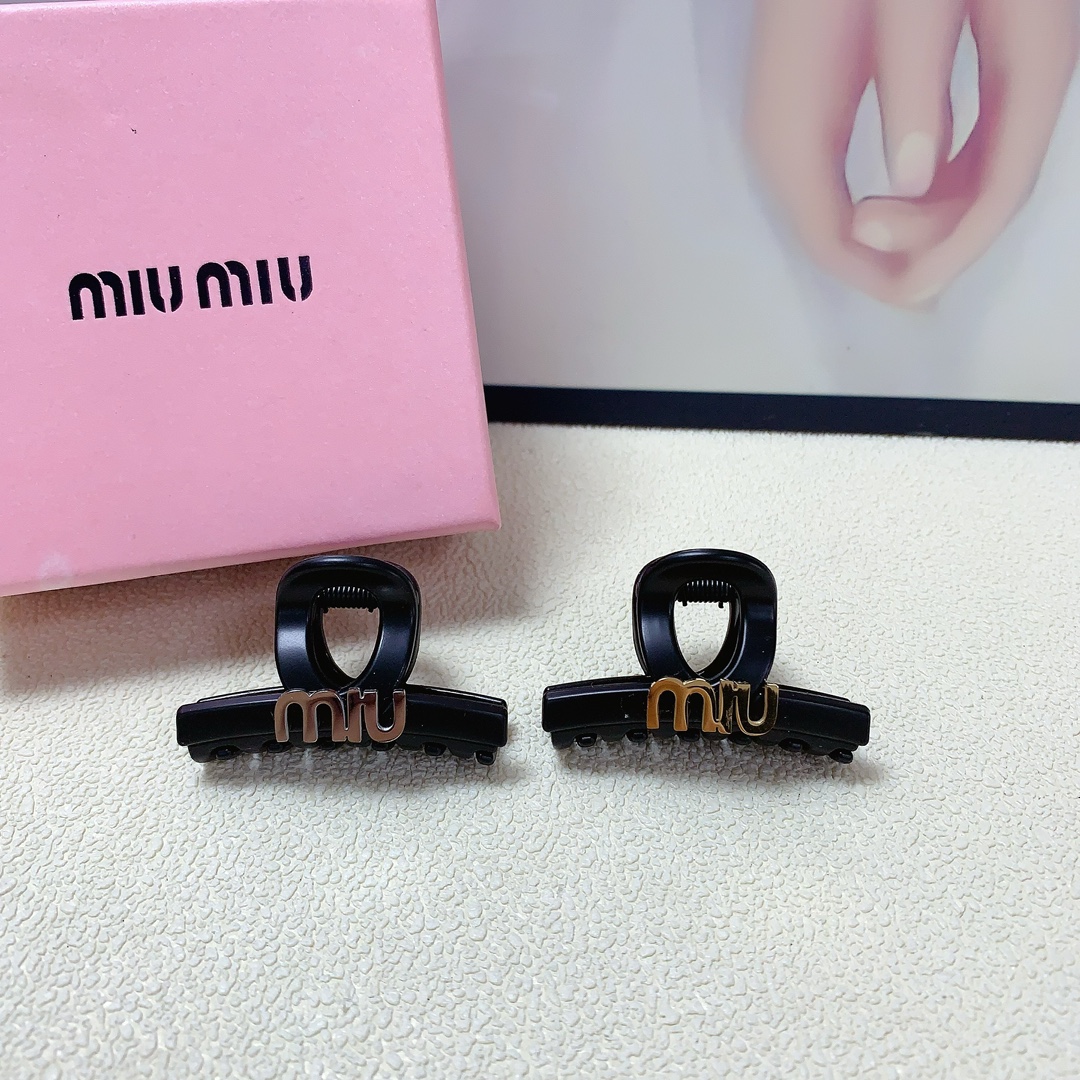 NO:277788,Miumiu Miumiu Miumiu clip titanium steel logo clip Korean version small edge clip Exquisite little fairy must-in-one item Treasure model Closed eyes recommended (single) hairpin, hairpin, miumiu, hairpins19860909miumiu缪缪 miumiu抓夹 钛钢logo抓夹韩版小边夹 精致小仙女必入单品 宝藏款 闭眼入推荐款（单个）发夹,发夹,miumiu,hairpins,accessory