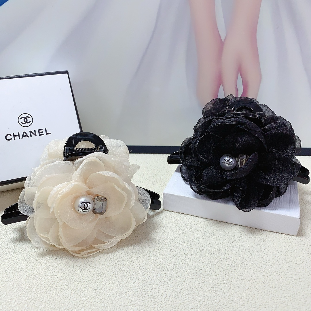 NO:277792,Chanel Xiaoxiang Chanel Hairpins Ogensha Camellia logo clips Temperament versatile daily exquisite items Little fairy must-have items Treasure style Closed eyes recommended (single hairband box) Hairpins, hairpins, chanel, hairpins19860909chanel小香 chanel发夹 欧根纱山茶花logo抓夹 气质百搭 日常精致小单品 小仙女必入单品 宝藏款 闭眼入推荐款（单个配发箍盒）发夹,发夹,chanel,hairpins,accessory