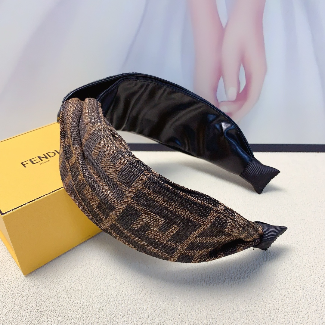 NO:277791,Fendi Fendi headband, old-fashioned leather retro logo, light luxury style simple hairband, versatile temperament, must-have item for a fairy, full of celebrity style~treasure style, recommended style for closed eyes (single) hairpins, hairpins, fendi, fendi, fendi, hairpins19860909Fendi芬迪 Fendi发箍 老花拼皮复古logo轻奢风简约发箍 气质百搭小仙女必入单品 名媛风十足～宝藏款 闭眼入推荐款（单个）发夹,发夹,fendi,fendi,hairpins,accessory