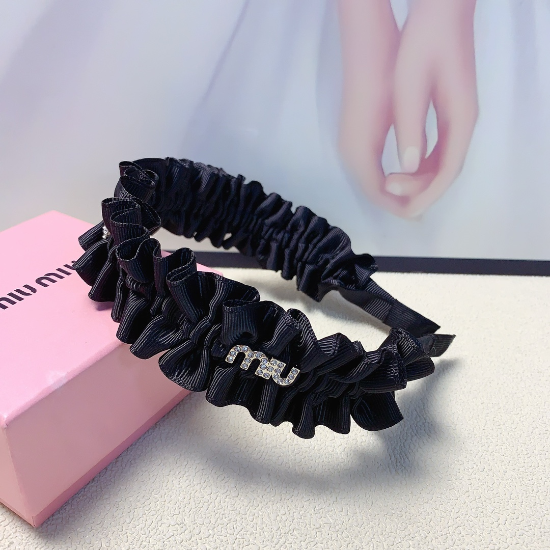 NO:277793,Miumiu Miumiu hairband, wrinkled logo hairband, European and American fashion hairband, daily exquisite items, simple and fashionable temperament, versatile and must-have items for fairies, treasure style, closed eyes and recommended style (single) hairpins, hairpins, miumiu, hairpins19860909miumiu缪缪 miumiu发箍 褶皱logo发箍 欧美时尚发箍 日常精致小单品 简约时尚气质百搭小仙女必入单品 宝藏款 闭眼入推荐款（单个）发夹,发夹,miumiu,hairpins,accessory
