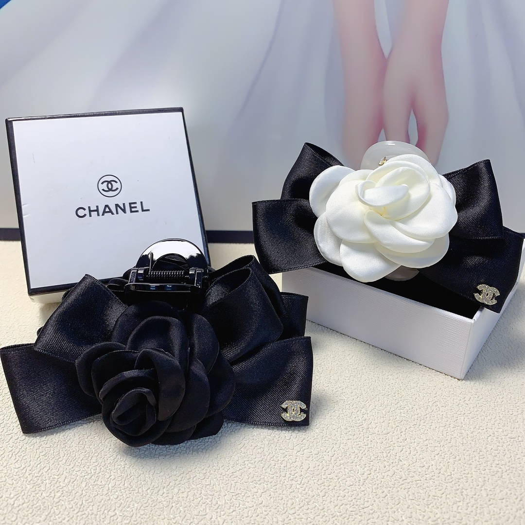 NO:277797,Chanel Xiaoxiang Chanel clip camellia logo clip, versatile temperament, daily exquisite items, must-have items for fairies, treasure style, recommended style for closed eyes (single with hairband box) hairpins, hairpins, chanel, hairpins19860909Chanel小香 Chanel抓夹 山茶花logo抓夹 气质百搭 日常精致小单品 小仙女必入单品 宝藏款 闭眼入推荐款（单个配发箍盒）发夹,发夹,chanel,hairpins,accessory