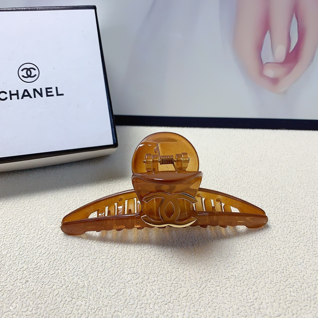 NO:277799,Chanel Xiaoxiang Chanel clip new acrylic titanium steel logo clip temperament versatile daily exquisite small items must-in for the little fairy Treasure model closed eyes recommended (single hairband box) hairpins, hairpins, chanel, hairpins19860909chanel小香 chanel抓夹 新款亚克力钛钢logo抓夹气质百搭日常精致小单品小仙女必入单品 宝藏款 闭眼入推荐款（单个配发箍盒）发夹,发夹,chanel,hairpins,accessory