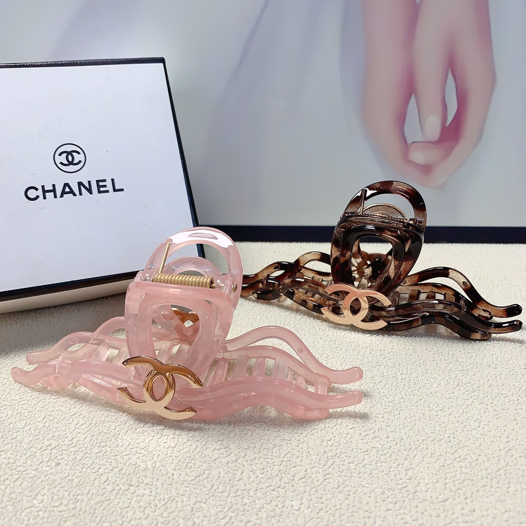 NO:277802,Chanel Xiaoxiang Chanel clip new acrylic titanium steel logo clip temperament versatile daily exquisite small items must-in for the little fairy Treasure model closed eyes recommended (single hairband box) hairpins, hairpins, chanel, hairpins19860909chanel小香 chanel抓夹 新款亚克力钛钢logo抓夹气质百搭日常精致小单品小仙女必入单品 宝藏款 闭眼入推荐款（单个配发箍盒）发夹,发夹,chanel,hairpins,accessory