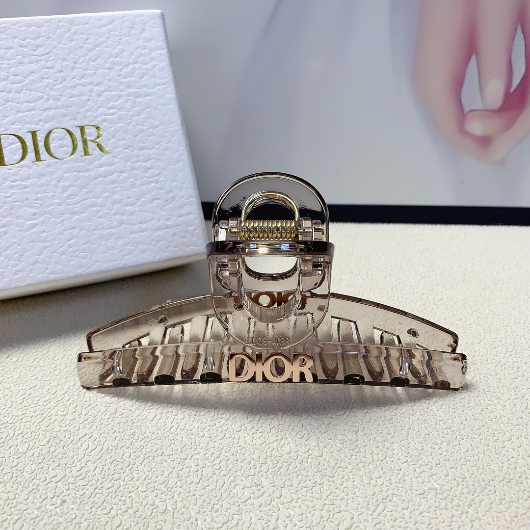 NO:277805,Dior Dior clip new acrylic titanium steel logo clip temperament versatile daily exquisite small items must-in for the little fairy Treasure model closed eyes recommended (single with hairband box) hairpins, hairpins, dior, dior, hairpins19860909Dior迪奥 Dior抓夹 新款亚克力钛钢logo抓夹气质百搭日常精致小单品小仙女必入单品 宝藏款 闭眼入推荐款（单个配发箍盒）发夹,发夹,dior,dior,hairpins,accessory