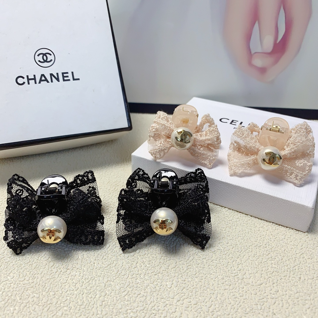 NO:277820,Chanel Xiaoxiang Chanel clip New lace hook logo clip Korean version small edge clip Exquisite little fairy must-in item Treasure model Close eyes recommended (one pair) hairpin, hairpin, chanel, hairpins19860909chanel小香 chanel抓夹 新款蕾丝勾花logo抓夹韩版小边夹 精致小仙女必入单品 宝藏款 闭眼入推荐款（一对）发夹,发夹,chanel,hairpins,accessory