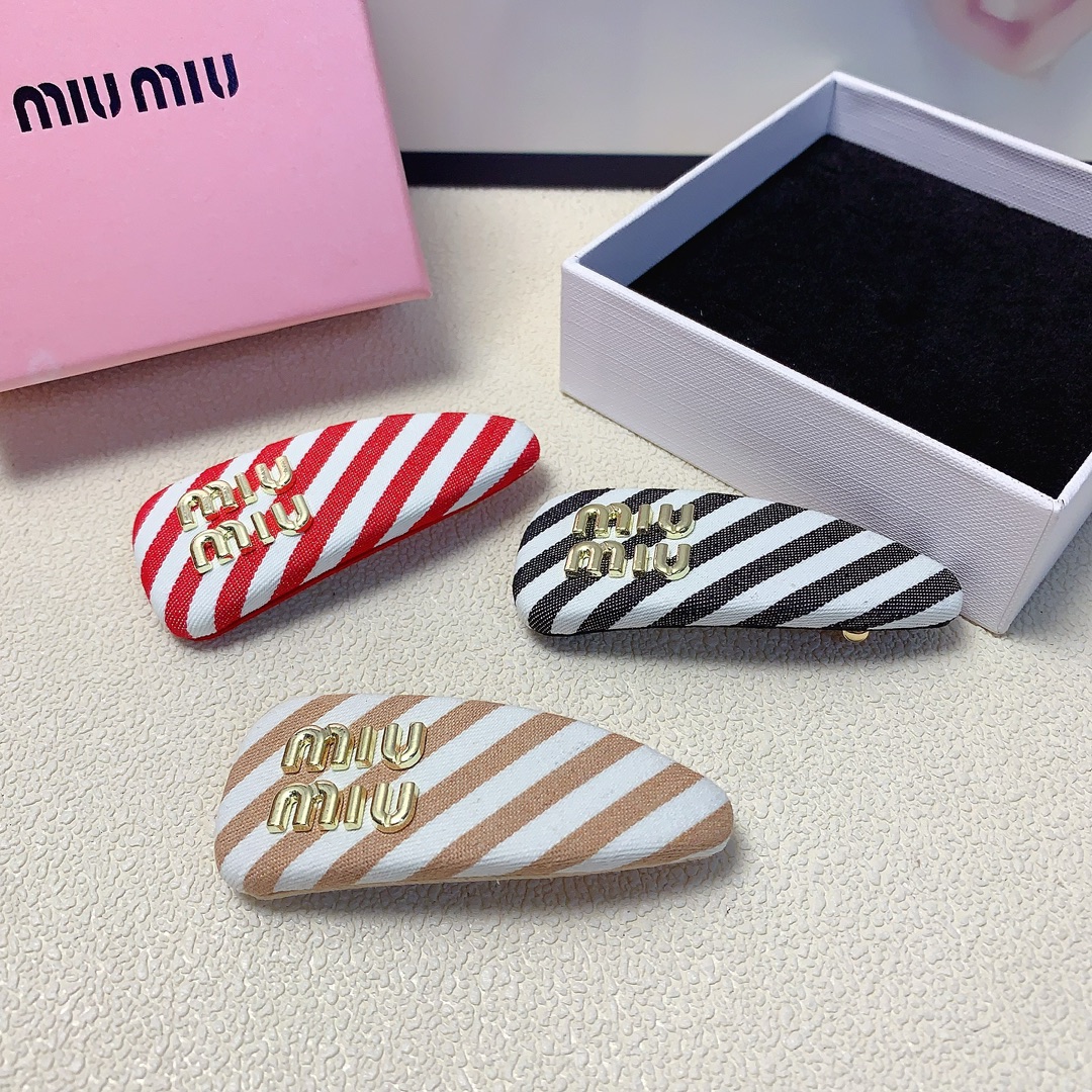 NO:277803,Miu Miu Miu Miu hairpin New Miu small spring clip edge clip bang clip daily exquisite small items, temperament and versatile little fairy must-have items, treasure model, closed eyes recommended (single) hairpin, hairpin, miumiu, hairpins19860909Miu Miu缪缪 miumiu发夹 新款miu小弹簧夹边夹刘海夹日常精致小单品 气质百搭小仙女必入单品 宝藏款 闭眼入推荐款（单个）发夹,发夹,miumiu,hairpins,accessory