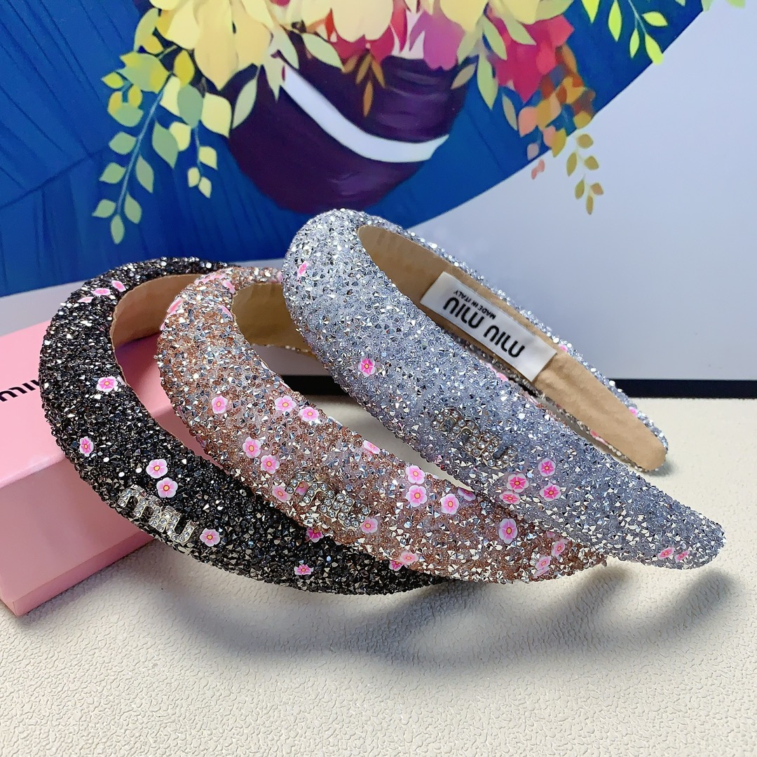 NO:277973,Miumiu Miumiu hairband New full-diamond logo headband Fashionable temperament versatile little fairy must-apply item Treasure model Closed eyes recommended (single), hairpins, miumiu, hairpins19860909miumiu缪缪 miumiu发箍 新款满钻logo发箍 时尚气质百搭小仙女必入单品 宝藏款 闭眼入推荐款（单个）,发夹,miumiu,hairpins,accessory