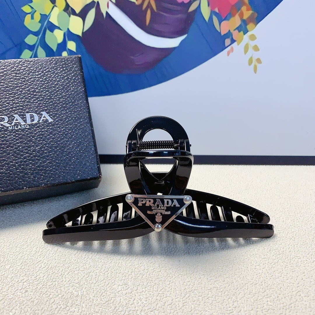 NO:278002,Prada Prada clips, large triangle △ logo clips, temperament, versatile and daily exquisite small items, must-have items for fairies, treasure style, recommended style for closed eyes (single hairband box), hairpins, prada, prada, hairpins19860909Prada普拉达 Prada抓夹 大号三角△logo抓夹气质百搭日常精致小单品小仙女必入单品 宝藏款 闭眼入推荐款（单个配发箍盒）,发夹,prada,prada,hairpins,accessory