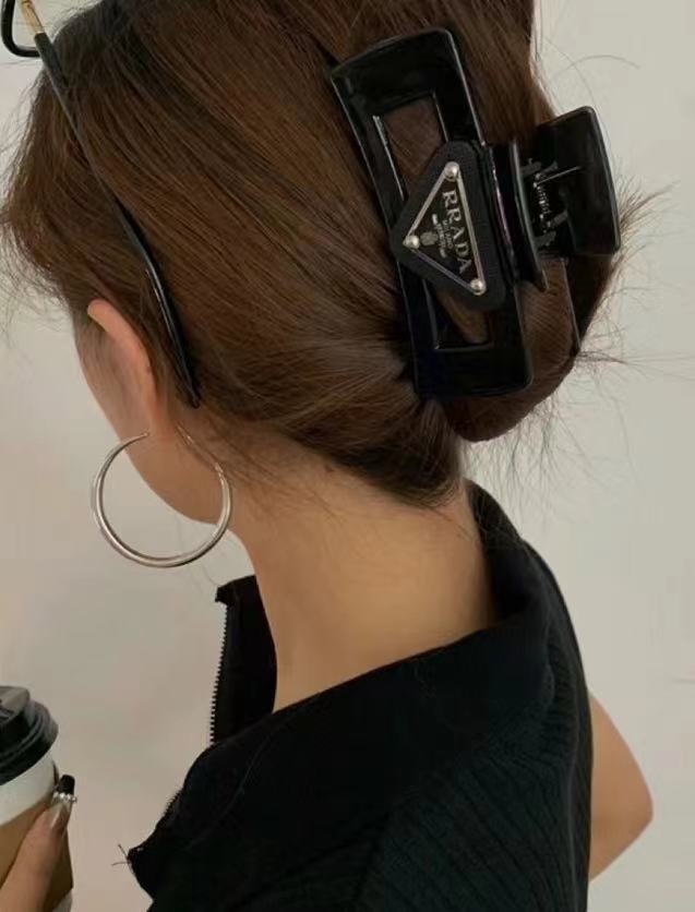 NO:278021,Prada Prada Prada clip square triangle △ logo clip temperament versatile daily exquisite small items must-in-one items for little fairies Treasure model closed eyes recommended (single hairband box), hairpins, prada, prada, hairpins19860909Prada普拉达 Prada抓夹 方形三角△logo抓夹气质百搭日常精致小单品小仙女必入单品 宝藏款 闭眼入推荐款（单个配发箍盒）,发夹,prada,prada,hairpins,accessory