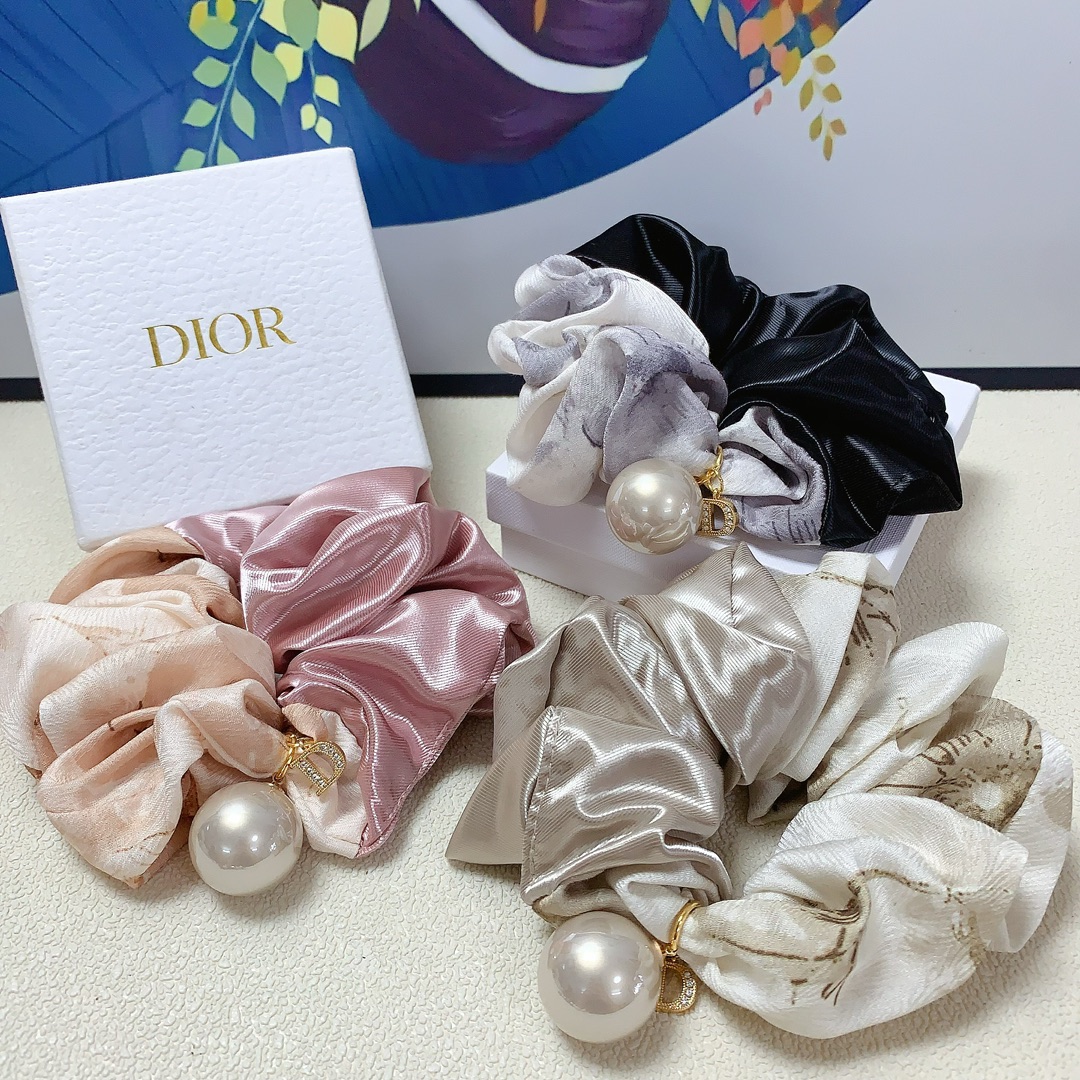 NO:278061,Dior Dior rubber band, silk color-blocking pearl logo rubber band hair ring, daily exquisite items, temperament versatile little fairy must-have items, treasure style, recommended style for closed eyes), hairpins, dior, dior, silk fabric, hairpins19860909Dior迪奥 Dior皮筋 绸缎拼色珍珠logo皮筋发圈 日常精致小单品 气质百搭小仙女必入单品 宝藏款 闭眼入推荐款）,发夹,dior,dior,silk fabric,hairpins,accessory