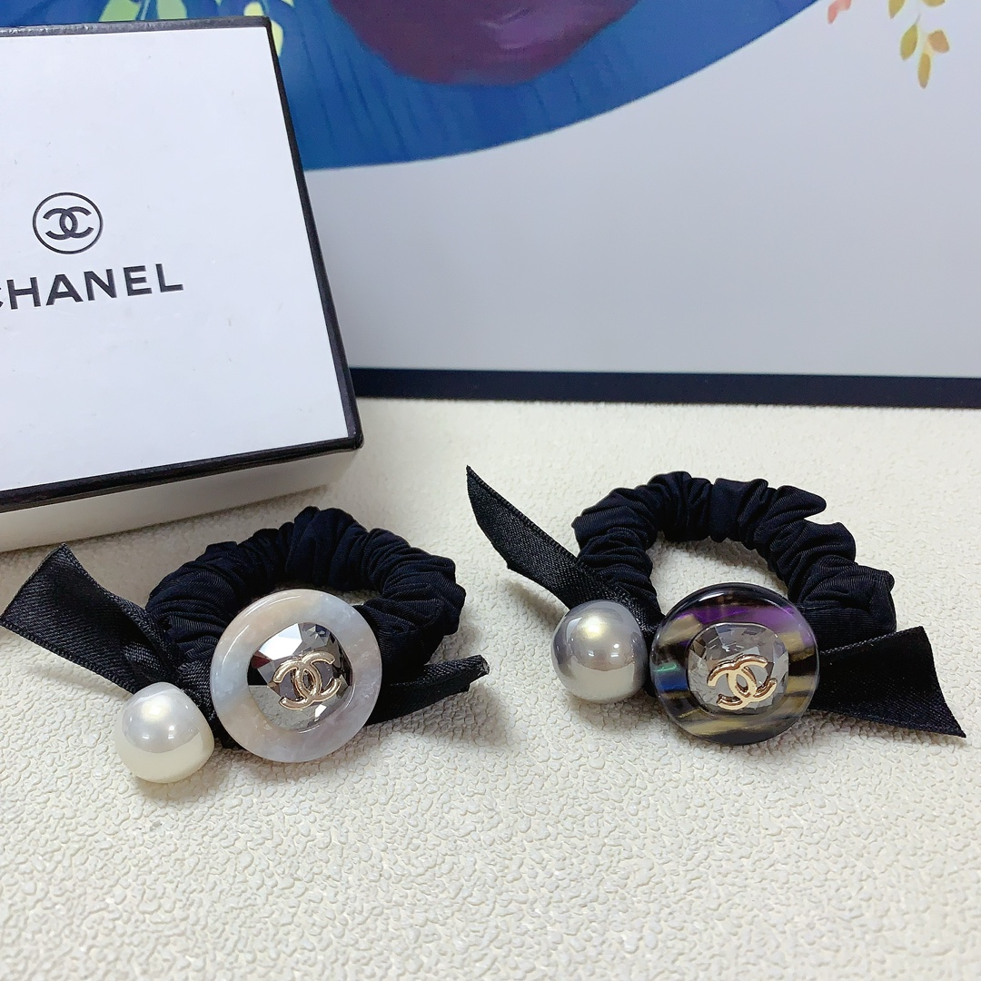 NO:278065,Chanel Xiaoxiang Chanel rubber band Czech diamond pearl logo rubber band hair ring Daily exquisite items Temperament versatile little fairy must-have items Treasure style Close eyes recommended style (single), hairpins, chanel, hairpins19860909chanel小香 chanel皮筋 捷克钻珍珠logo皮筋发圈 日常精致小单品 气质百搭小仙女必入单品 宝藏款 闭眼入推荐款（单个）,发夹,chanel,hairpins,accessory
