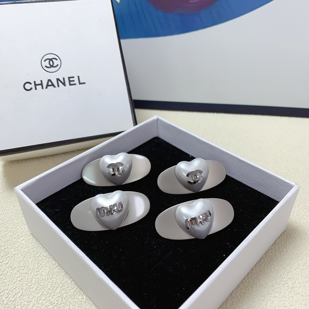 NO:278072,Chanel Xiaoxiang Miumiu Miumiu press clip Pearl logo clip edge clip bang clip daily exquisite small items, temperament versatile little fairy must-have items, treasure model, closed eyes recommended style (a pair, hairpins, chanel, miumiu, hairpins19860909chanel小香 miumiu缪缪压夹 珍珠logo压夹边夹刘海夹日常精致小单品 气质百搭小仙女必入单品 宝藏款 闭眼入推荐款（一对,发夹,chanel,miumiu,hairpins,accessory