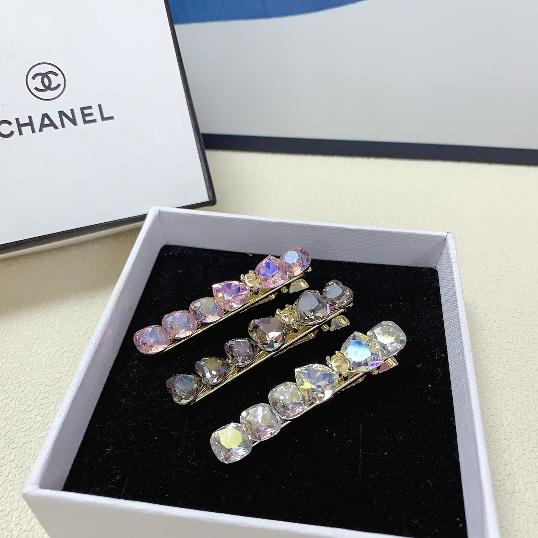 NO:278080,Chanel Xiaoxiang Chanel Pressing Czech color diamond logo pressing edge clip bang clip daily exquisite small items, temperament and versatile little fairy must-have items, treasure model, closed eyes recommended (single), hairpins, chanel, hairpins19860909chanel小香 chanel压夹 捷克彩钻logo压夹边夹刘海夹日常精致小单品 气质百搭小仙女必入单品 宝藏款 闭眼入推荐款（单个）,发夹,chanel,hairpins,accessory