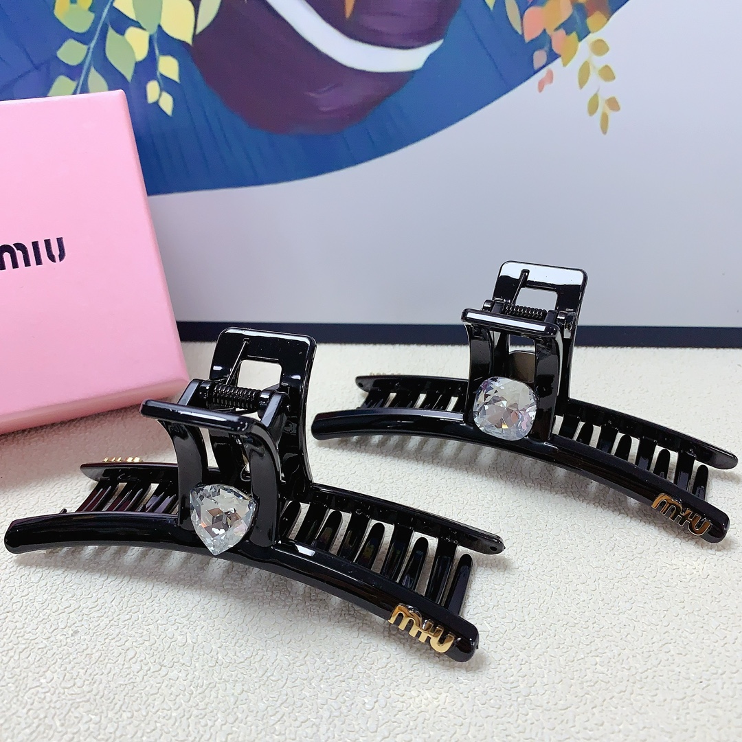 NO:278055,Miumiu Miumiu hairpin Czech diamond titanium steel logo clip versatile temperament and exquisite daily items. Must-in-apple items for fairies. Treasure model. Recommended style for closed eyes (single hairband box), hairpins, miumiu, hairpins19860909miumiu缪缪 miumiu发夹 捷克钻钛钢logo抓夹 气质百搭 日常精致小单品 小仙女必入单品 宝藏款 闭眼入推荐款（单个配发箍盒）,发夹,miumiu,hairpins,accessory