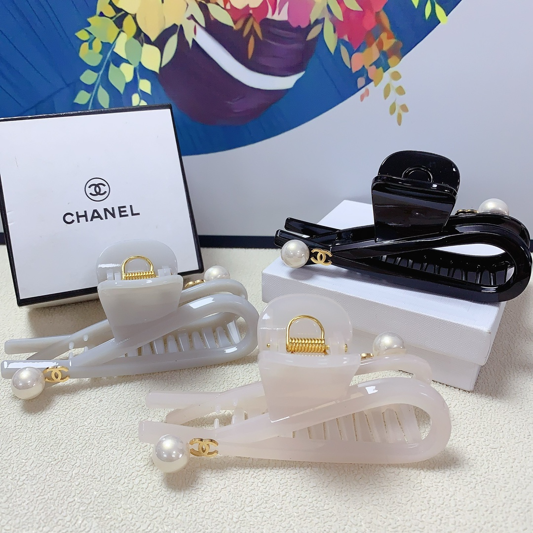 NO:278067,Chanel Xiaoxiang Chanel hairpins, pearl titanium steel logo clips, versatile temperament, daily exquisite items, must-have items for fairies, treasure style, recommended style for closed eyes (single hairband box), hairpins, chanel, hairpins19860909chanel小香 chanel发夹 珍珠钛钢logo抓夹 气质百搭 日常精致小单品 小仙女必入单品 宝藏款 闭眼入推荐款（单个配发箍盒）,发夹,chanel,hairpins,accessory