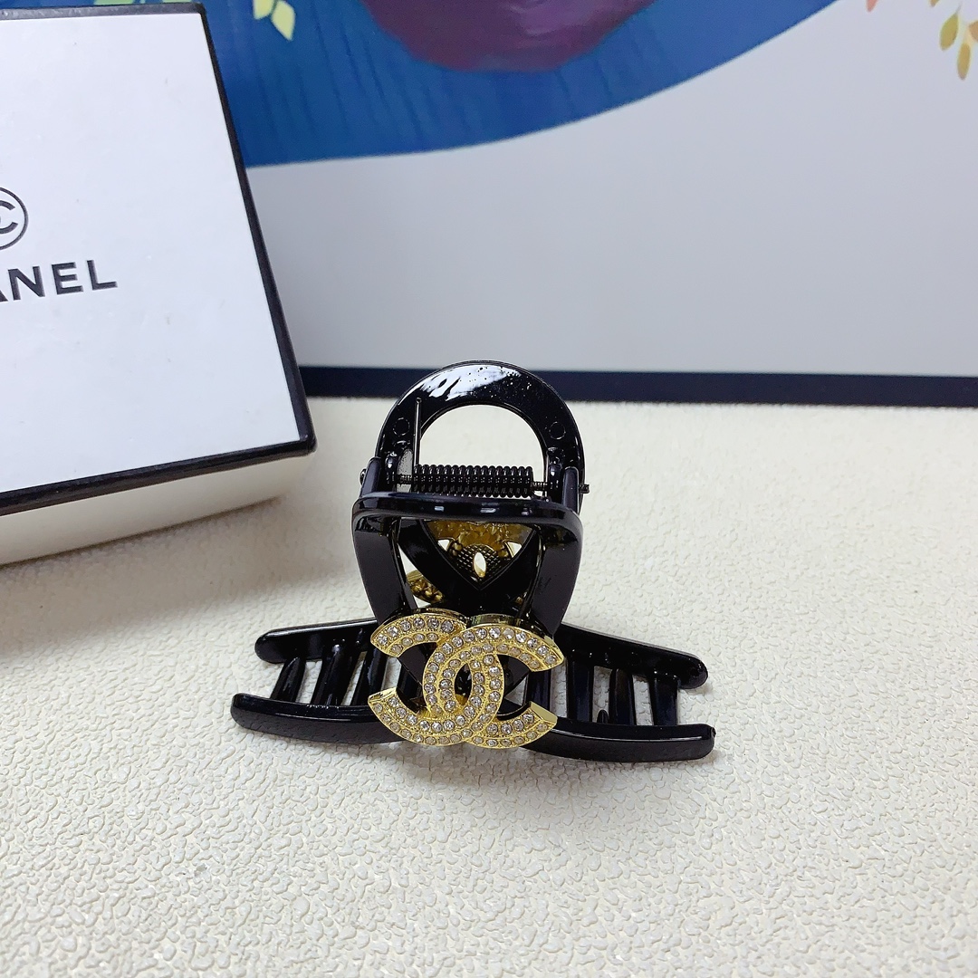 NO:278085,Chanel Xiaoxiang Chanel Hairpins New full-diamond logo clips Temperament versatile daily exquisite items Little fairy must-have items Treasure style Recommended styles closed eyes (single, hairpins, chanel, hairpins19860909chanel小香 chanel发夹 新款满钻logo抓夹 气质百搭 日常精致小单品 小仙女必入单品 宝藏款 闭眼入推荐款（单个,发夹,chanel,hairpins,accessory