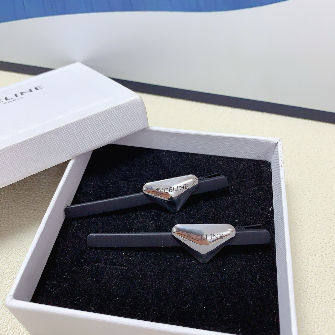 NO:278101,celine celine press clip glossy logo press clip edge clip bang clip daily exquisite small items, temperament versatile little fairy must-have items, treasure model, closed eyes recommended style (one pair), hairpins, celine, celine, hairpins19860909celine赛琳 celine压夹 光面logo压夹边夹刘海夹日常精致小单品 气质百搭小仙女必入单品 宝藏款 闭眼入推荐款（一对）,发夹,celine,celine,hairpins,accessory