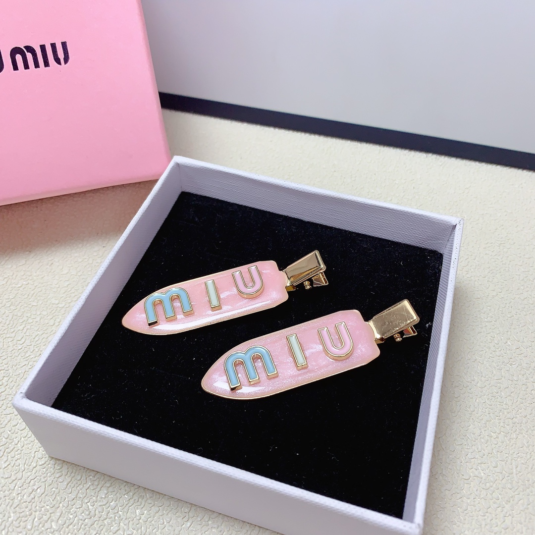 NO:278106,Miumiu Miumiu press clip oil-dripping logo shovel clip edge clip bang clip daily exquisite small items, temperament and versatile little fairy must-have items, treasure model, closed eyes recommended style (a pair), hairpins, miumiu, hairpins19860909miumiu缪缪 miumiu压夹 滴油logo铲子夹压夹边夹刘海夹日常精致小单品 气质百搭小仙女必入单品 宝藏款 闭眼入推荐款（一对）,发夹,miumiu,hairpins,accessory