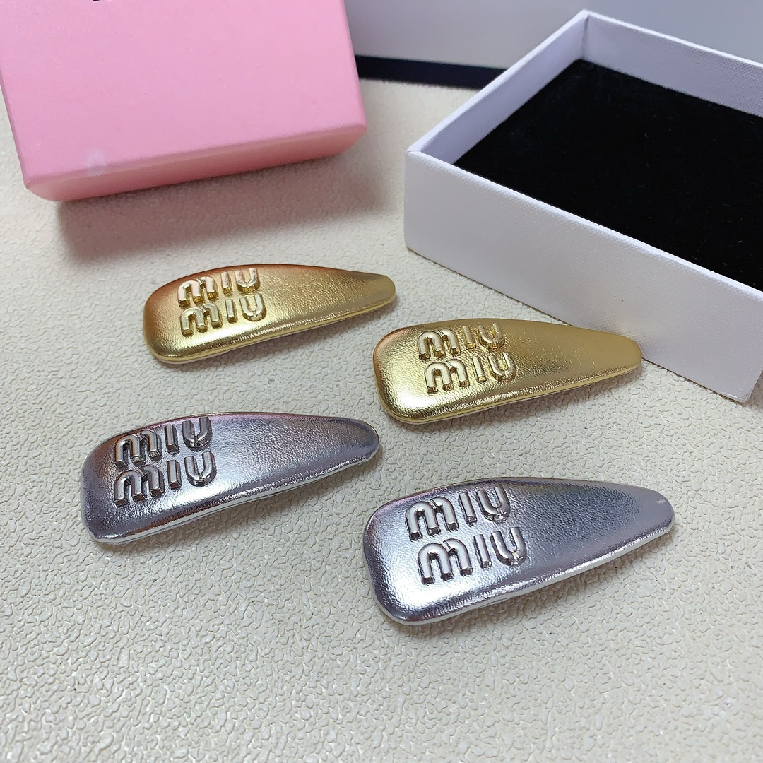 NO:278364,Miumiu Miumiu hairpin titanium steel logo edge clip BB clip Temperament versatile little fairy must-have item Treasure style Close eyes recommended (one pair) hair accessories, hairpins, miumiu, hairpins19860909miumiu缪缪 miumiu发夹 钛钢logo边夹BB夹 气质百搭小仙女必入单品 宝藏款 闭眼入推荐款（一对）发饰,发夹,miumiu,hairpins,accessory