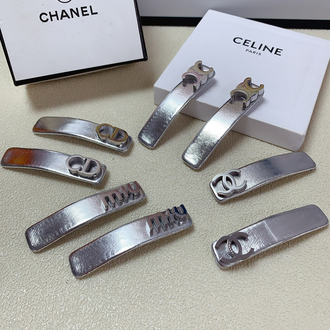 NO:278370,Chanel Xiaoxiang celine Dior Miumiu Titanium steel logo edge clip BB clip Temperature and versatile little fairy must-have item Treasure model Close eyes recommended (one pair) hair accessories, hairpins, celine, celine, chanel, dior, miumiu, hairpins19860909chanel小香 celine赛琳 Dior迪奥 miumiu缪缪 钛钢logo边夹BB夹 气质百搭小仙女必入单品 宝藏款 闭眼入推荐款（一对）发饰,发夹,celine,celine,chanel,dior,dior,miumiu,hairpins,accessory