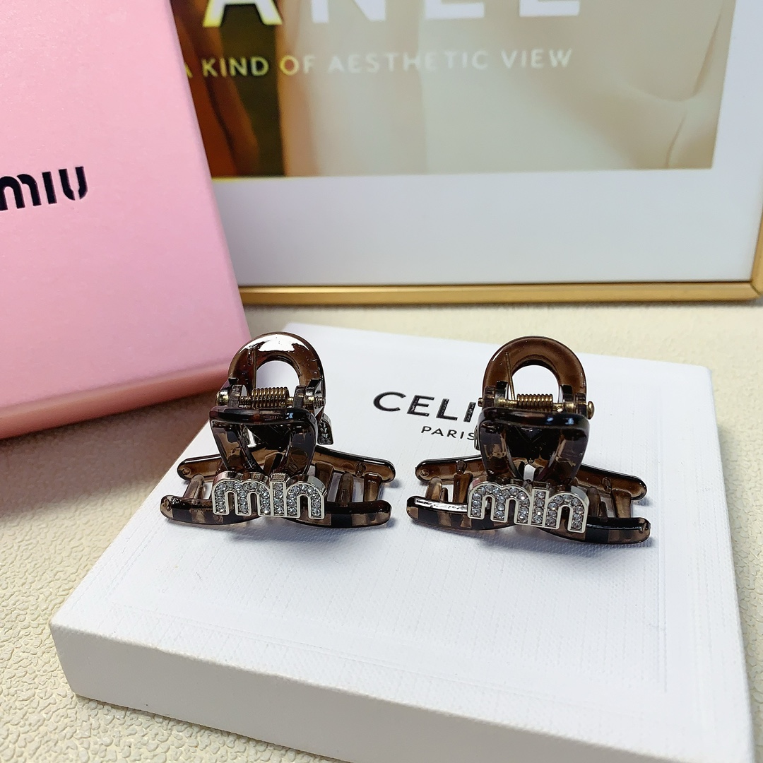 NO:278402,Miumiu Miumiu Miumiu clip full diamond logo clip Korean version small edge clip Exquisite little fairy must-in-one item Treasure style Close eyes recommended (a pair) hair accessories, hairpins, miumiu, hairpins19860909miumiu缪缪 miumiu抓夹 满钻logo抓夹韩版小边夹 精致小仙女必入单品 宝藏款 闭眼入推荐款（一对）发饰,发夹,miumiu,hairpins,accessory