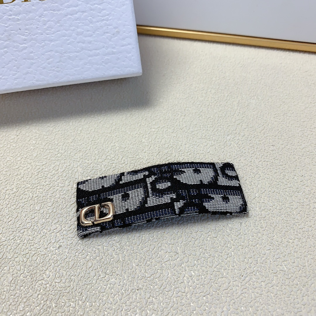 NO:278399,Dior Dior Hairpins Bow logo clip BB clip Temperament versatile little fairy must-apply item Treasure style Close eyes recommended (single) hair accessories, hairpins, dior, dior, hairpins19860909Dior迪奥 Dior发夹 蝴蝶结logo边夹bb夹气质百搭小仙女必入单品 宝藏款 闭眼入推荐款（单个）发饰,发夹,dior,dior,hairpins,accessory