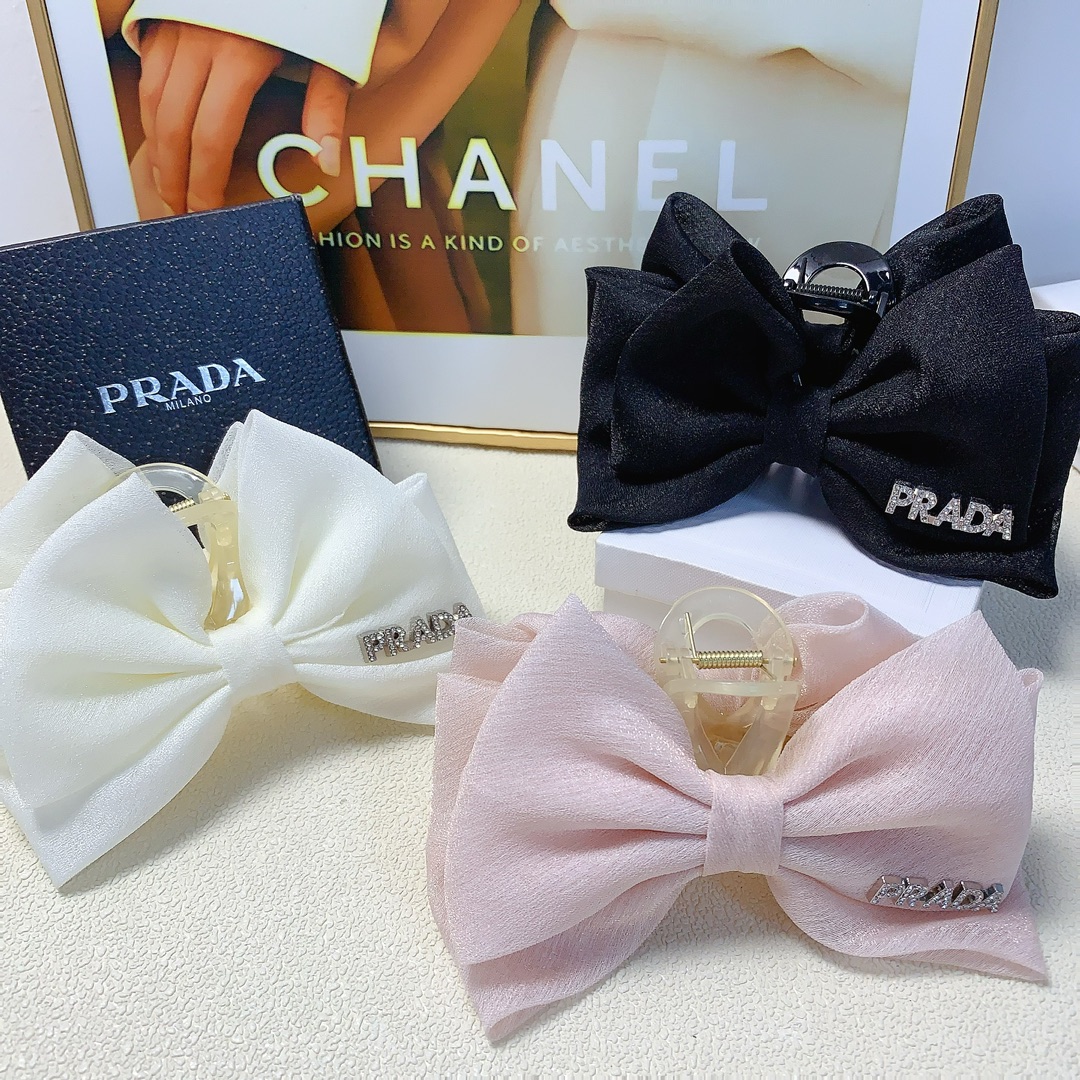 NO:278591,Prada Prada hair clips Ogensha logo clips Temperament exquisite daily neat items Little fairy must-have items Treasure style Closed eyes recommended (single hairband box) hair accessories, hair clips, prada, prada, hairpins19860909Prada普拉达 Prada发夹 欧根纱logo抓夹 气质百搭 日常精致小单品 小仙女必入单品 宝藏款 闭眼入推荐款（单个配发箍盒）发饰,发夹,prada,prada,hairpins,accessory