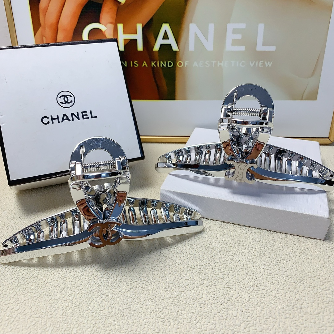 NO:278596,Chanel Xiaoxiang celine hairpin silver titanium steel three-dimensional logo clip, versatile temperament, daily exquisite items, must-have items for fairies, treasure style, recommended style for closed eyes (single hairband box) hair accessories, hairpins, celine, chanel, hairpins19860909chanel小香 celine发夹 银色系钛钢立体logo抓夹 气质百搭 日常精致小单品 小仙女必入单品 宝藏款 闭眼入推荐款（单个配发箍盒）发饰,发夹,celine,chanel,hairpins,accessory