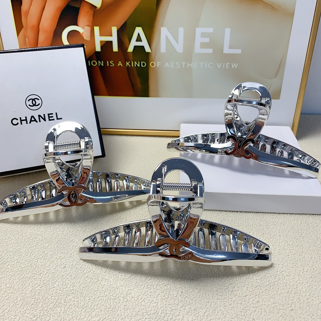 NO:278551,Chanel Xiaoxiang celine hairpin silver titanium steel logo clip versatile temperament, daily exquisite items, must-have items for fairies, treasure style, recommended style for closed eyes (single hairband box) hair accessories, hairpins, celine, chanel, hairpins19860909chanel小香 celine发夹 银色系钛钢logo抓夹 气质百搭 日常精致小单品 小仙女必入单品 宝藏款 闭眼入推荐款（单个配发箍盒）发饰,发夹,celine,chanel,hairpins,accessory