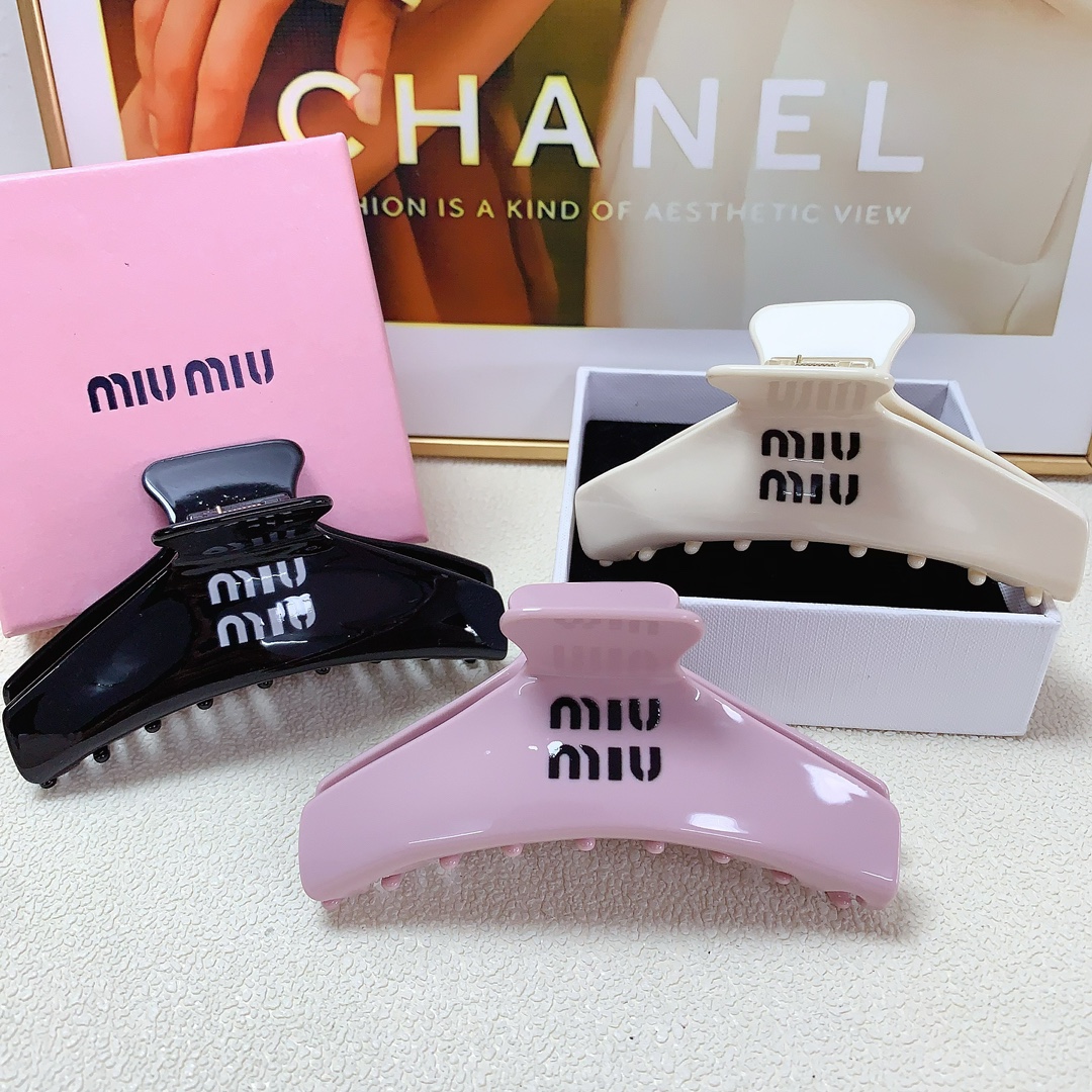 NO:278578,Miumiu Miumiu hairpin, acrylic logo clip, versatile temperament, daily exquisite items, must-have items for fairies, treasure style, recommended style for closed eyes (single hairband box) hair accessories, hairpins, miumiu, hairpins19860909miumiu缪缪 miumiu发夹 亚克力logo抓夹 气质百搭 日常精致小单品 小仙女必入单品 宝藏款 闭眼入推荐款（单个配发箍盒）发饰,发夹,miumiu,hairpins,accessory