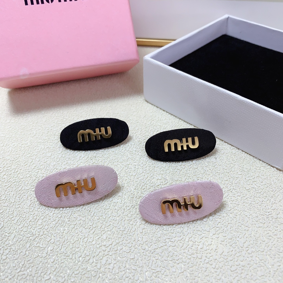 NO:278601,Miumiu Miumiu press clip titanium steel logo press clip edge clip bang clip daily exquisite small items, temperament and versatile little fairy must-have items, treasure style, closed eyes and recommended style (a pair) hair accessories, hairpins, miumiu, hairpins19860909miumiu缪缪 miumiu压夹 钛钢logo压夹边夹刘海夹日常精致小单品 气质百搭小仙女必入单品 宝藏款 闭眼入推荐款（一对）发饰,发夹,miumiu,hairpins,accessory