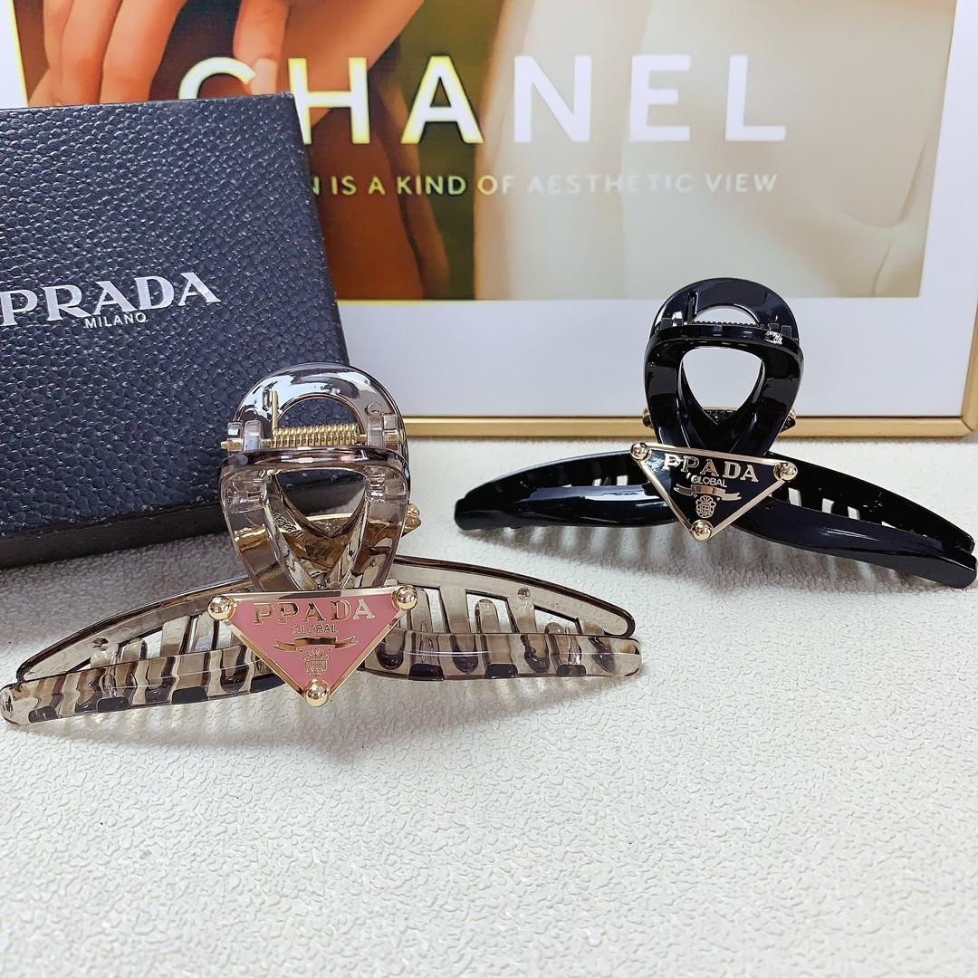 NO:278615,Prada Prada hair clip Triangle △ logo clip Temperament versatile daily exquisite items Little fairy must-have items Treasure style Recommended style closed eyes (single hairband box) hair accessories, hairpins, prada, prada, hairpins19860909Prada普拉达 Prada发夹 三角△logo抓夹 气质百搭 日常精致小单品 小仙女必入单品 宝藏款 闭眼入推荐款（单个配发箍盒）发饰,发夹,prada,prada,hairpins,accessory