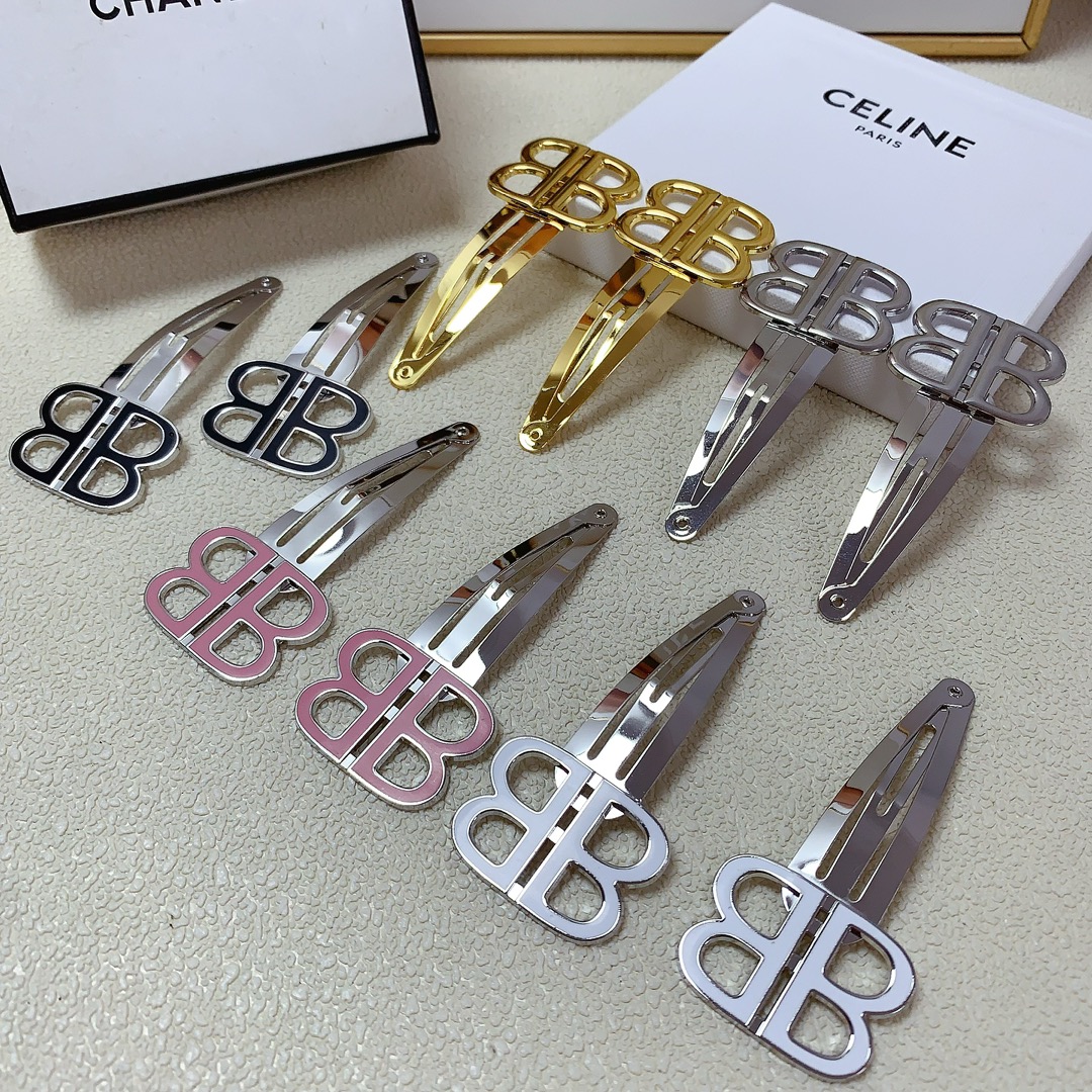 NO:278624,Balenciaga Balenciaga hairpin New hollow logo hairpin bb edge clip versatile everyday exquisite small items must-in for the fairy Treasure style Recommended style (one pair) hair accessories, hairpins, balenciaga, balenciaga, hairpins19860909Balenciaga 巴黎世家 balenciaga发夹 新款镂空logo发夹bb夹边夹气质百搭 日常精致小单品 小仙女必入单品 宝藏款 闭眼入推荐款（一对）发饰,发夹,balenciaga,balenciaga,hairpins,accessory