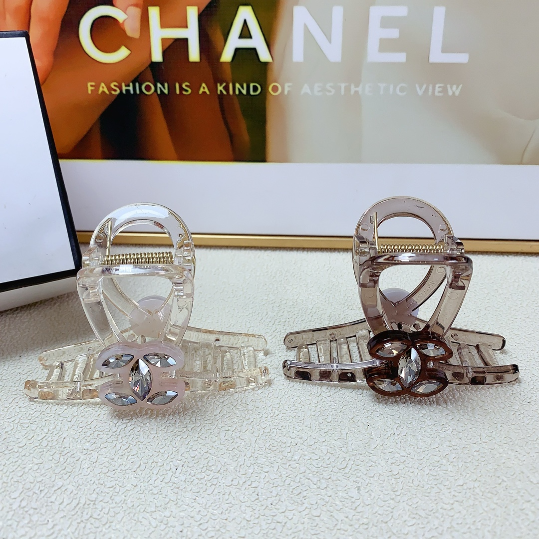 NO:278627,Chanel Xiaoxiang Chanel clip AB-side Czech diamond logo clip versatile temperament Everyday exquisite items Little fairy must-have items Treasure style Close eyes recommended (single) hair accessories, hairpins, chanel, hairpins19860909chanel小香 chanel抓夹 AB面捷克钻logo抓夹 气质百搭 日常精致小单品 小仙女必入单品 宝藏款 闭眼入推荐款（单个）发饰,发夹,chanel,hairpins,accessory