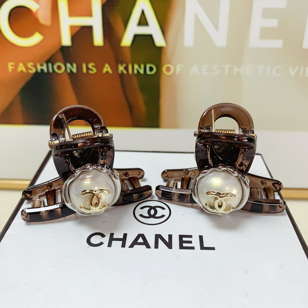 NO:278648,Chanel Xiaoxiang Chanel clip New pearl logo clip Korean version small edge clip Exquisite little fairy must-in item Treasure style Close eyes recommended (one pair) hair accessories, hairpins, chanel, hairpins19860909chanel小香 chanel抓夹 新款珍珠logo抓夹韩版小边夹 精致小仙女必入单品 宝藏款 闭眼入推荐款（一对）发饰,发夹,chanel,hairpins,accessory