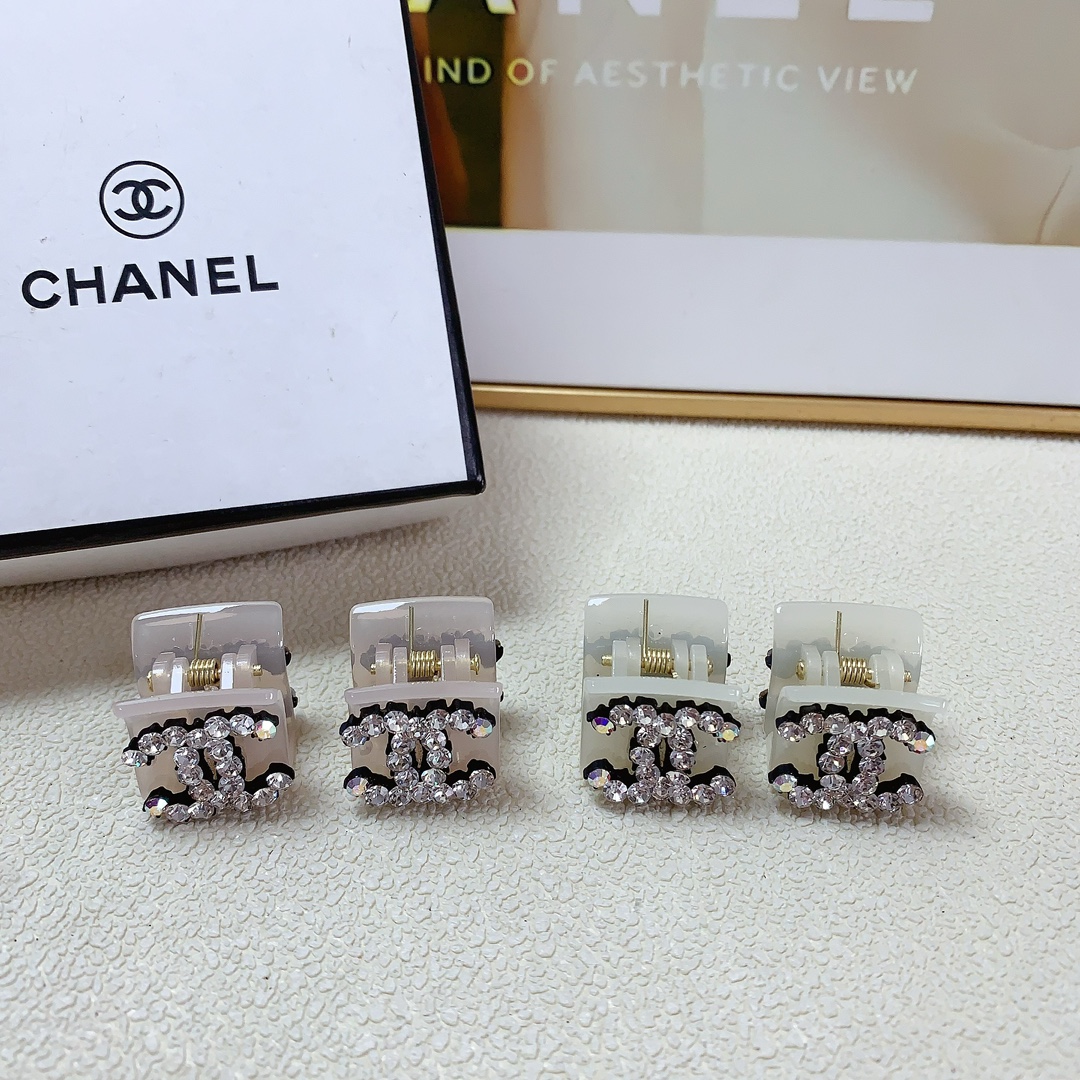 NO:278654,Chanel Xiaoxiang Chanel clip Czech diamond logo clip Korean version small edge clip Exquisite little fairy must-in item Treasure style Close eyes recommended (a pair) hair accessories, hairpins, chanel, hairpins19860909chanel小香 chanel抓夹 捷克钻logo抓夹韩版小边夹 精致小仙女必入单品 宝藏款 闭眼入推荐款（一对）发饰,发夹,chanel,hairpins,accessory