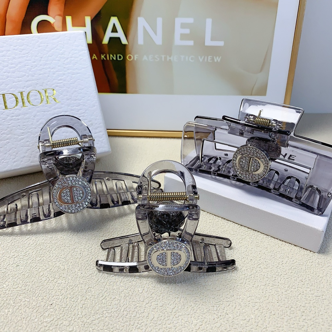 NO:279047,Dior Dior clip new acrylic full diamond logo clip temperament versatile daily exquisite small items must-in for the little fairy. Treasure model. Recommended style for closed eyes (single hairband box) hair accessories, hairpins, dior, dior, hairpins19860909Dior迪奥 Dior抓夹 新款亚克力满钻logo抓夹气质百搭日常精致小单品小仙女必入单品 宝藏款 闭眼入推荐款（单个配发箍盒）发饰,发夹,dior,dior,hairpins,accessory