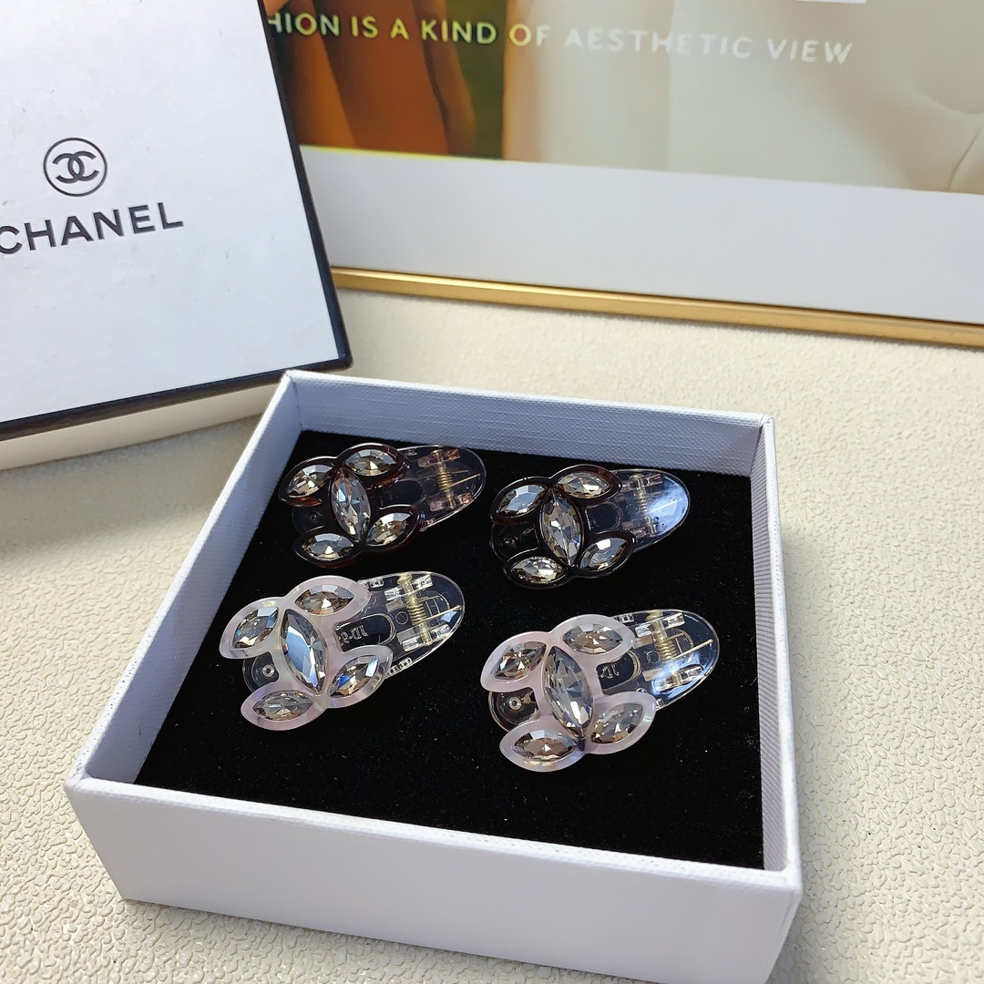 NO:279082,Chanel Xiaoxiang Chanel Pressing Clip Acrylic Czech Diamond Logo Pressing Clip Edge Clip Bangs Clip Daily exquisite small items, Temperament versatile little fairy must-have items, Treasure style, Close eyes recommended style (a pair) hair accessories, hairpins, chanel, hairpins19860909chanel小香 chanel压夹 亚克力捷克钻logo压夹边夹刘海夹日常精致小单品 气质百搭小仙女必入单品 宝藏款 闭眼入推荐款（一对）发饰,发夹,chanel,hairpins,accessory