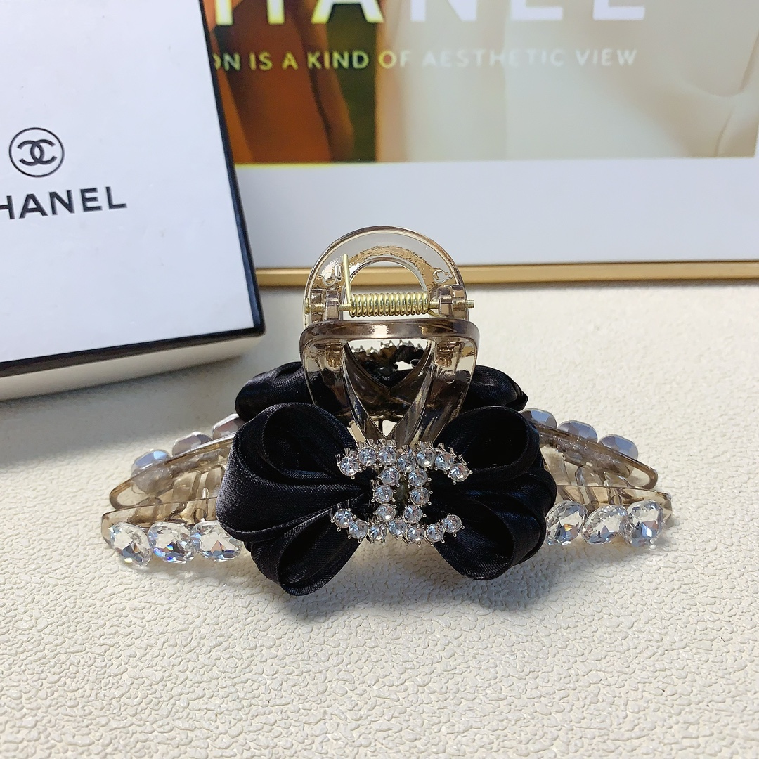 NO:279248,Chanel Xiaoxiang Chanel Clip New Czech Diamond Bow Logo Clip Temperament versatile daily exquisite small items must-in for the little fairy Treasure model Closed eyes recommended (single hairband box) hair accessories, hairpins, chanel, hairpins19860909chanel小香 chanel抓夹 新款捷克钻蝴蝶结logo抓夹气质百搭日常精致小单品小仙女必入单品 宝藏款 闭眼入推荐款（单个配发箍盒）发饰,发夹,chanel,hairpins,accessory