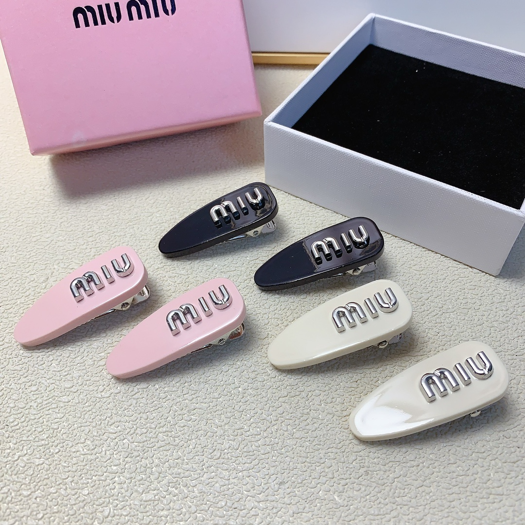 NO:279265,Miumiu Miumiu press clip Acrylic logo press clip edge clip bang clip daily exquisite small items, temperament and versatile little fairy must-have items Treasure style Close eyes recommended (a pair) hair accessories, hair clips, miumiu, hairpins19860909miumiu缪缪 miumiu压夹 亚克力logo压夹边夹刘海夹日常精致小单品 气质百搭小仙女必入单品 宝藏款 闭眼入推荐款（一对）发饰,发夹,miumiu,hairpins,accessory