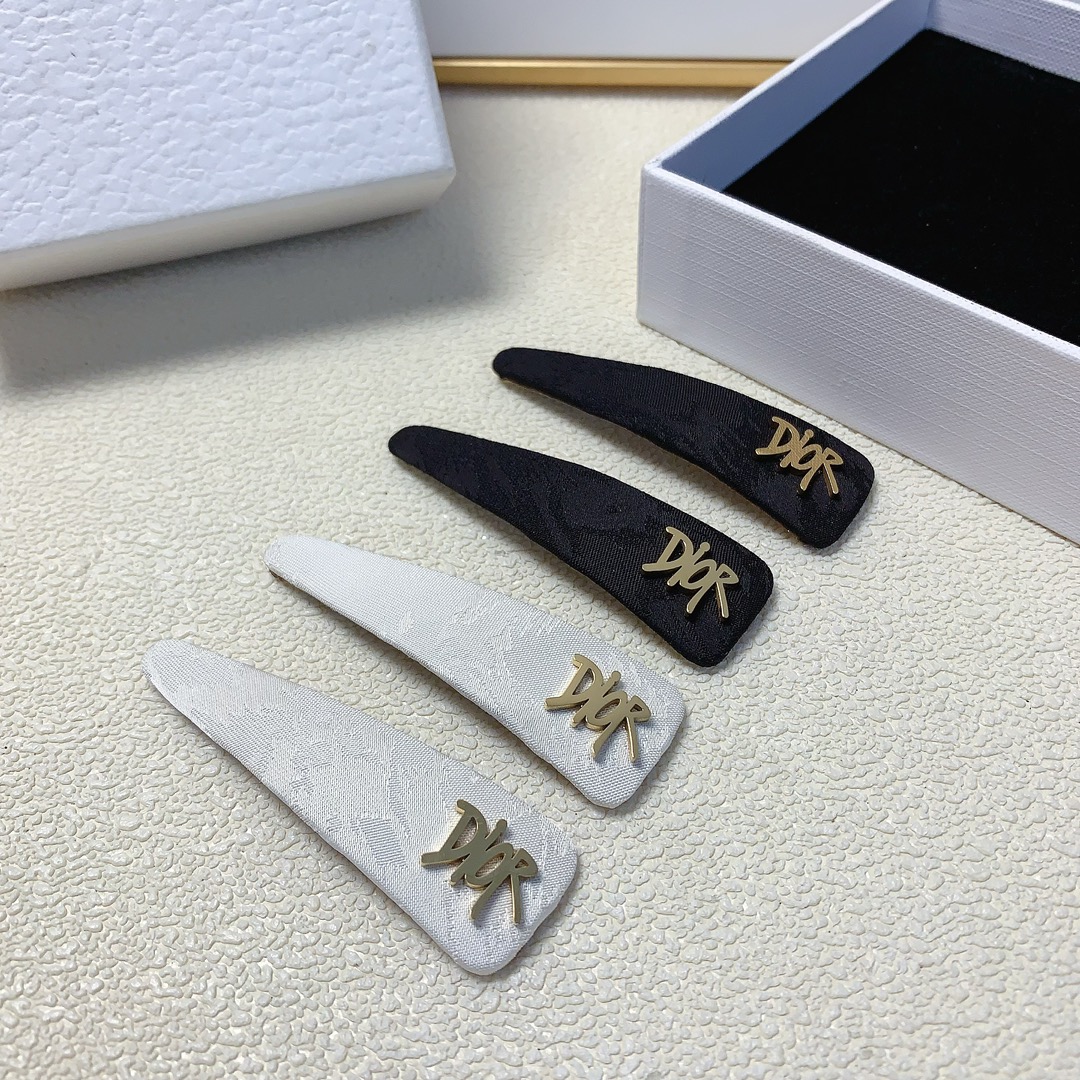 NO:279277,Dior Dior Hairpins Jacquard Titanium Steel Logo Edge Clip BB Clips Temperament versatile little fairy must-have item Treasure style Closed eyes Recommended model (a pair) hair accessories, hairpins, dior, dior, hairpins19860909Dior迪奥 Dior发夹 提花钛钢logo边夹BB夹 气质百搭小仙女必入单品 宝藏款 闭眼入推荐款（一对）发饰,发夹,dior,dior,hairpins,accessory