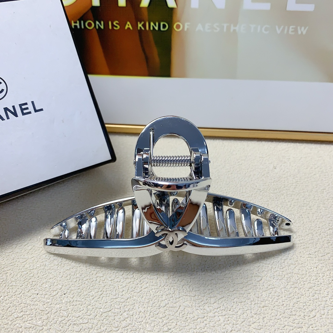NO:279269,Chanel Xiaoxiang Chanel clip new titanium steel logo clip temperament versatile daily exquisite small items must-in for the little fairy Treasure model closed eyes recommended (single hairband box) hair accessories, hairpins, chanel, hairpins19860909chanel小香 chanel抓夹 新款钛钢logo抓夹气质百搭日常精致小单品小仙女必入单品 宝藏款 闭眼入推荐款（单个配发箍盒）发饰,发夹,chanel,hairpins,accessory