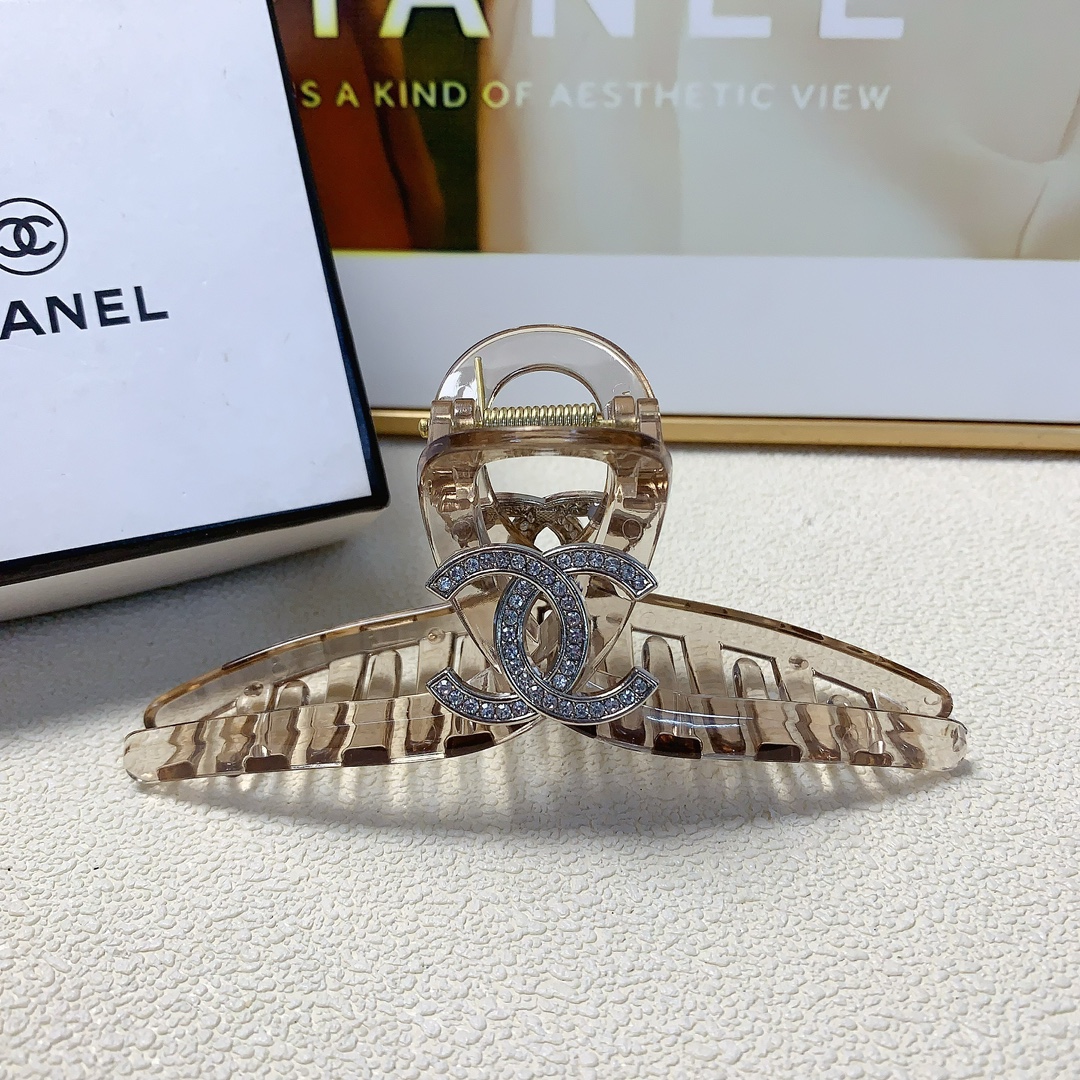 NO:279272,Chanel Xiaoxiang Chanel Clip New full-diamond logo clip temperament versatile daily exquisite small items must-in for the little fairy Treasure model Closed eyes recommended (single hairband box) hair accessories, hairpins, chanel, hairpins19860909chanel小香 chanel抓夹 新款满钻logo抓夹气质百搭日常精致小单品小仙女必入单品 宝藏款 闭眼入推荐款（单个配发箍盒）发饰,发夹,chanel,hairpins,accessory