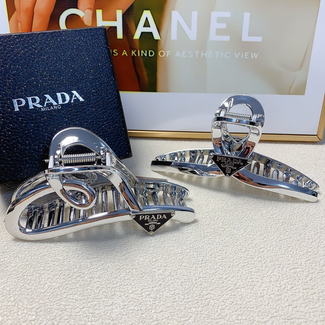 NO:279275,Prada Prada clip triangular △ logo clip temperament versatile daily exquisite small items must-in-one items for fairies Treasure model closed eyes recommended (single with hairband box) hair accessories, hairpins, prada, prada, hairpins19860909Prada普拉达 Prada抓夹 三角△logo抓夹气质百搭日常精致小单品小仙女必入单品 宝藏款 闭眼入推荐款（单个配发箍盒）发饰,发夹,prada,prada,hairpins,accessory