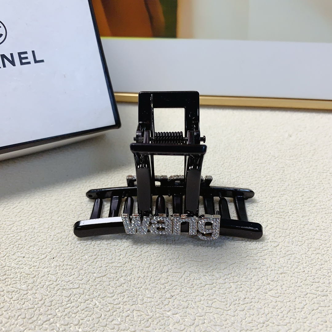 NO:279281,Wang Alexander Wang Hairpins New diamond-set logo clips All-matched temperament and exquisite daily items Little fairy must-have items Treasure style Closed eyes Recommended (single) hair accessories, hairpins, alexander wang, hairpins19860909wang亚历山大王 wang发夹 新款镶钻logo抓夹 气质百搭 日常精致小单品 小仙女必入单品 宝藏款 闭眼入推荐款（单个）发饰,发夹,alexander wang,hairpins,accessory