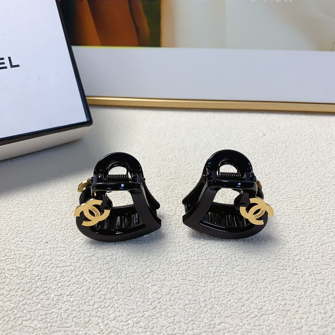NO:279261,CHANEL Xiaoxiang CHANEL grab clip love titanium steel logo clip Korean version small edge clip exquisite little fairy must-in item Treasure style Close eyes recommended (one pair) hair accessories, hairpins, chanel, hairpins19860909CHANEL小香 CHANEL抓夹 爱心钛钢logo抓夹韩版小边夹 精致小仙女必入单品 宝藏款 闭眼入推荐款（一对）发饰,发夹,chanel,hairpins,accessory